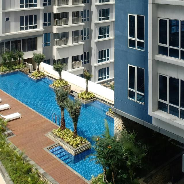 Piscina de condomínio entre prédios de habitação